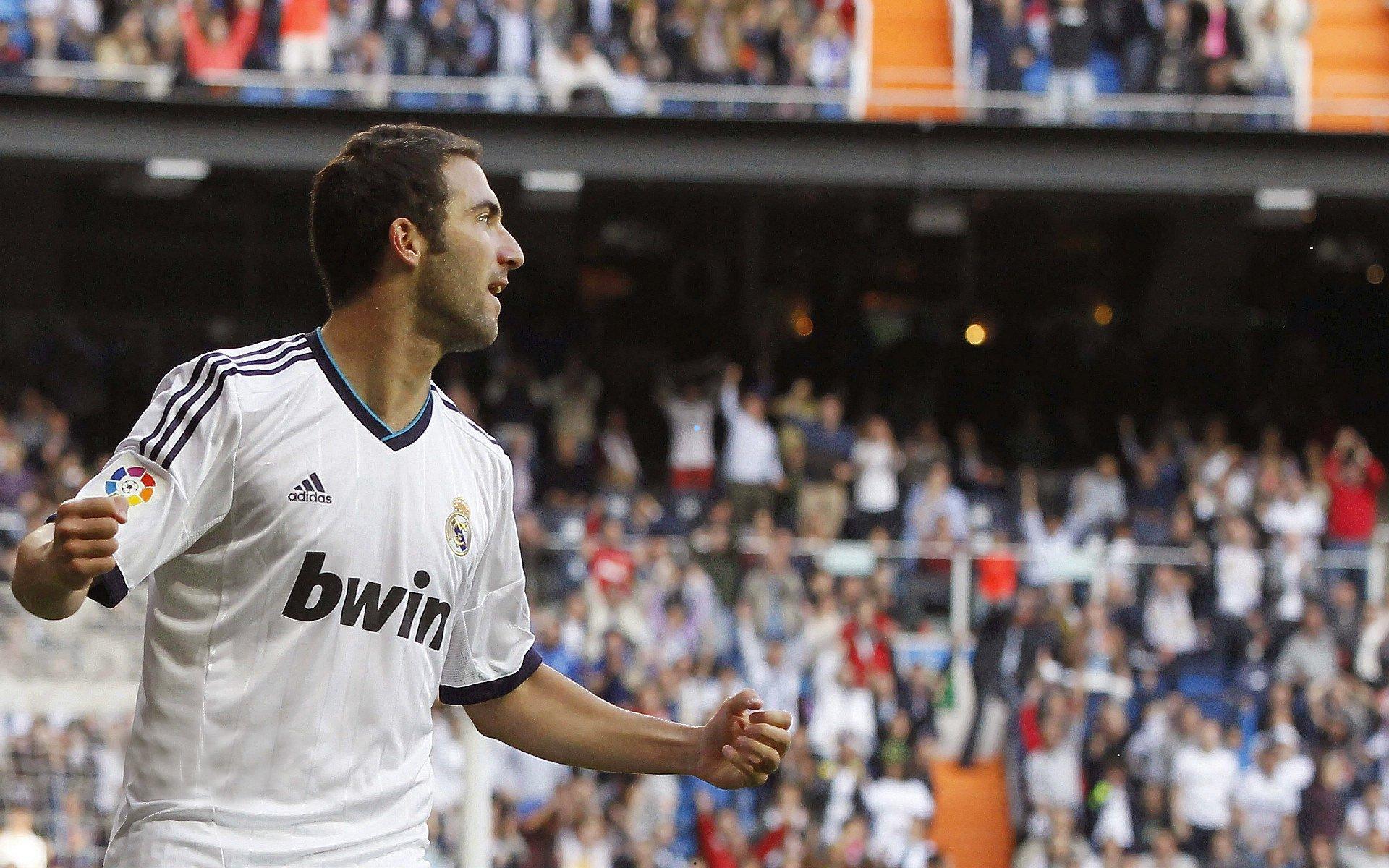 足彩网：英超震撼夜，3-0横扫引爆争冠狂潮，2-1逆转重塑积分格局，四大豪门同期崩盘陷危机